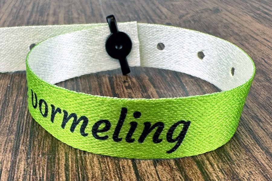PET polsbandjes met de typische parelmoer-schijn en een drukknop sluiting